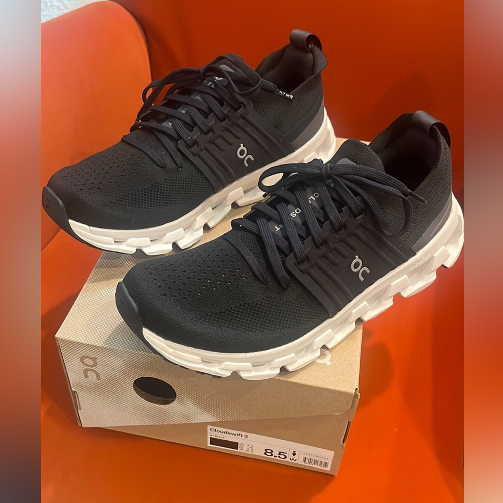 For sale - ON Cloudswift black sneakers women 8.5. Excellent condition, worn 1x